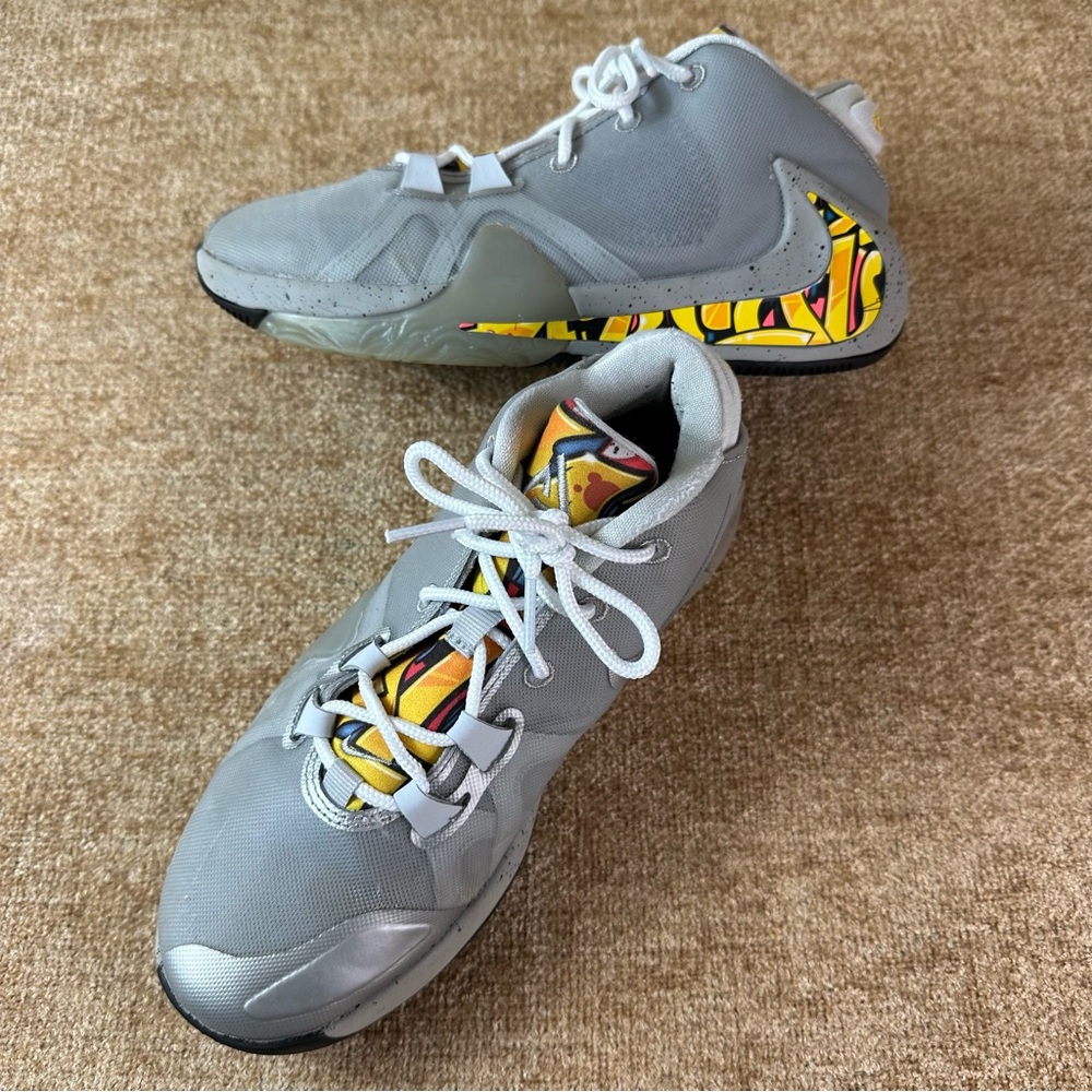 Nike Zoom Freak 1 GS Graffiti Giannis Mid-Top Sneakers Size 5Y